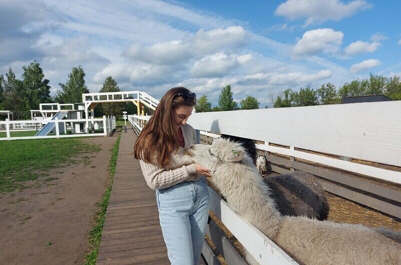 Оля