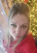 Она