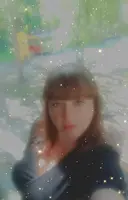 Она