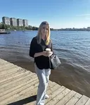 Она